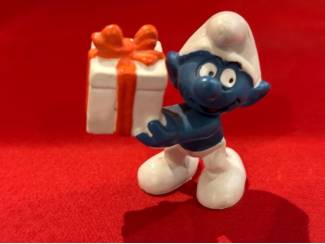 Lolsmurf smurf met cadeau . Hoogte 5 cm Peyo Bully West Germany