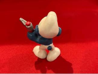 Poppetjes en Figuurtjes Potige smurf met hakbijl. Hoogte 5 cm. Schleich Peyo 1978 . Cijfe