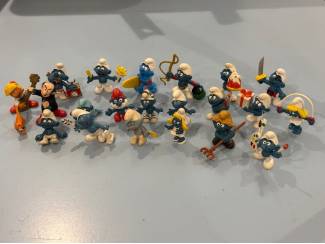 Poppetjes en Figuurtjes Smurfin met springtouw. Hoogte 6 cm . Schleich Peyo 1982 Germany