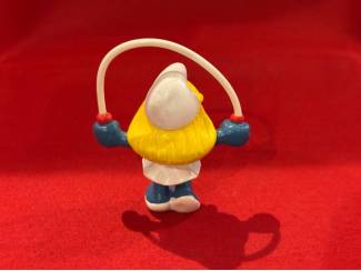 Poppetjes en Figuurtjes Smurfin met springtouw. Hoogte 6 cm . Schleich Peyo 1982 Germany
