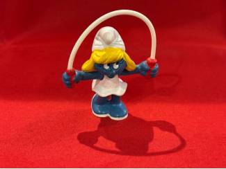 Poppetjes en Figuurtjes Smurfin met springtouw. Hoogte 6 cm . Schleich Peyo 1982 Germany