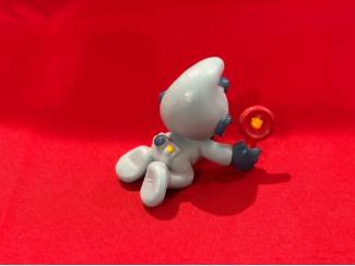 Poppetjes en Figuurtjes Babysmurf lichtblauw pakje rode rammelaar. Hoogte 3,5 cm  Cijfer
