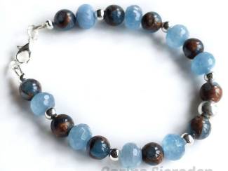 Armband van aquamarijn, cloisonn&eacute; en sterling zilver heeft