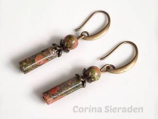 Oorbellen Bronzen oorhangers met unakiet
