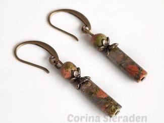 Oorbellen Bronzen oorhangers met unakiet