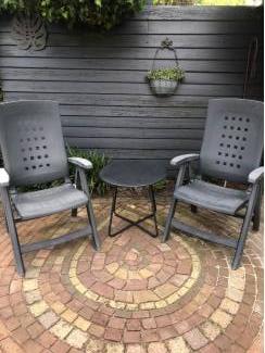 2 kunststof stoelen  antraciet