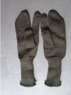 Militaria Militair uitrusting: camouflage net, handschoenen en riemen