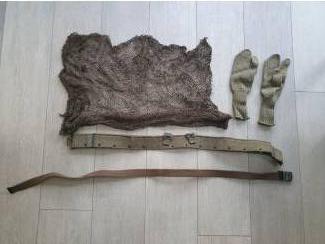 Militair uitrusting: camouflage net, handschoenen en riemen