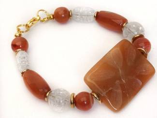 Armband van carneool en bergkristal