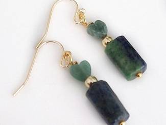 Oorbellen Vergulde oorhangers met chrysocolla