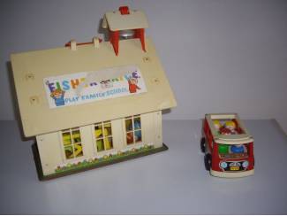 Speelgoed F p  schooltje met schoolbus