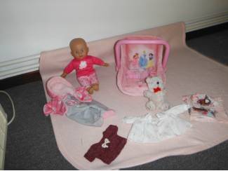Speelgoed | Poppen en Poppenhuizen baby pop met maxicosi  + kleertjes