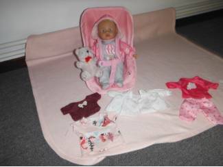 Speelgoed | Poppen en Poppenhuizen baby pop met maxicosi  + kleertjes