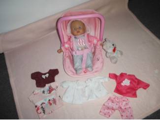 Speelgoed | Poppen en Poppenhuizen baby pop met maxicosi  + kleertjes