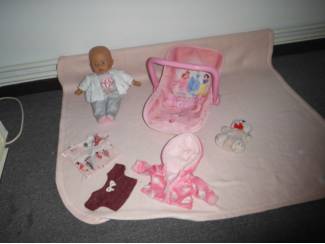 Speelgoed | Poppen en Poppenhuizen baby pop met maxicosi  + kleertjes