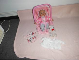 baby pop met maxicosi  + kleertjes