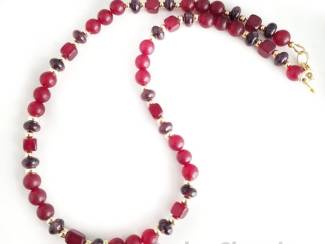 Kettingen Ketting van chalcedoon, lepidoliet en vergulde accenten.