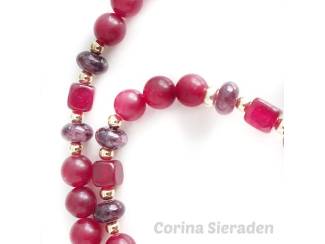 Kettingen Ketting van chalcedoon, lepidoliet en vergulde accenten.