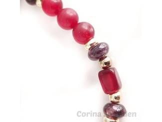 Kettingen Ketting van chalcedoon, lepidoliet en vergulde accenten.