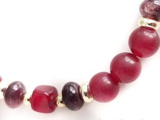 Kettingen Ketting van chalcedoon, lepidoliet en vergulde accenten.