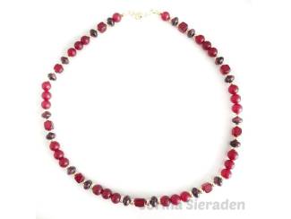 Kettingen Ketting van chalcedoon, lepidoliet en vergulde accenten.