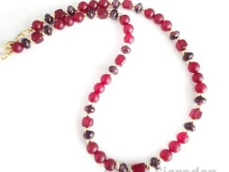 Kettingen Ketting van chalcedoon, lepidoliet en vergulde accenten.