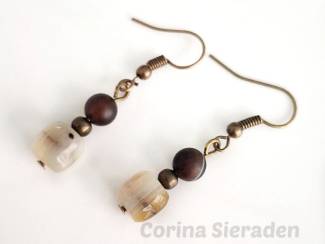 Bronzen oorhangers met jaspis en agaat