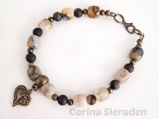 Armband van jaspis, agaat en brons