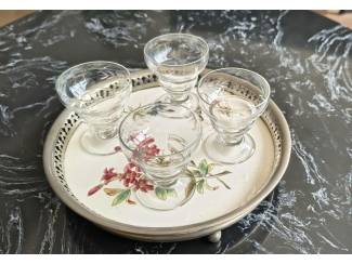 Glas en Kristal Dienblaadje met Emaille bodem met 4 likeur glaasjes