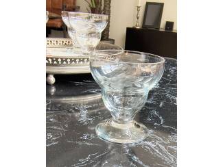 Glas en Kristal Dienblaadje met Emaille bodem met 4 likeur glaasjes