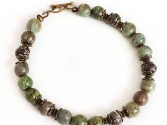 Armbanden Armband van varisciet, howliet en brons  AANBIEDING