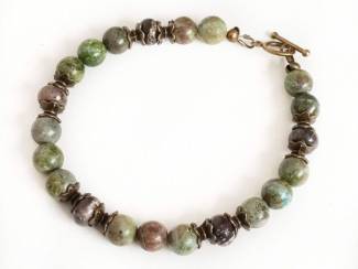 Armband van varisciet, howliet en brons  AANBIEDING