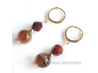 Oorbellen Vergulde oorringen met striped agaat