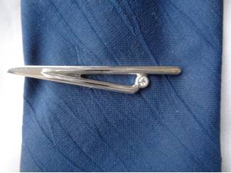 DASSPELD DASKLEM ZILVERKLEURIG V-VORM MET STRASS PARELTJE