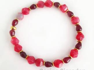 Armband van rhodoniet, chalcedoon en messing