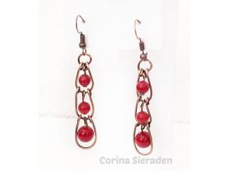 Oorbellen Wire wrapped oorhangers met rode koraal
