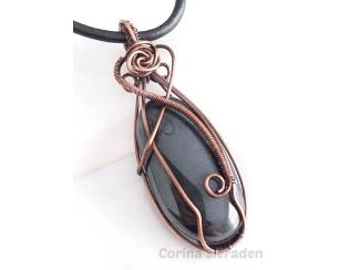 Wire wrapped hanger met hematiet