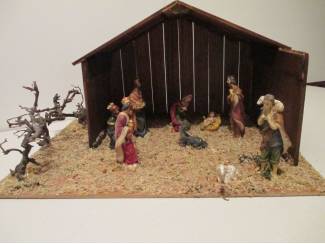 Kerststal compleet met figuren.  (3 boompjes)