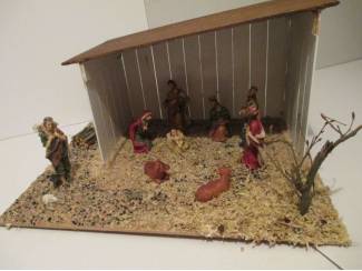 Kerststal compleet met figuren.  (houtstapel)