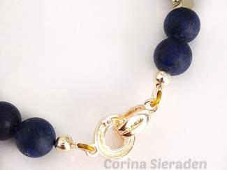 Armbanden Armband van lapis lazuli en vergulde accenten.