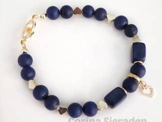 Armband van lapis lazuli en vergulde accenten.