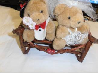 Beren en Cherished Teddies Twee beertjes op bank